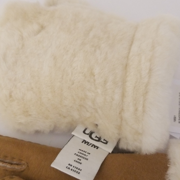 UGG Women's Sheepskin Logo Glove Chestnut - Picture 6 of 6